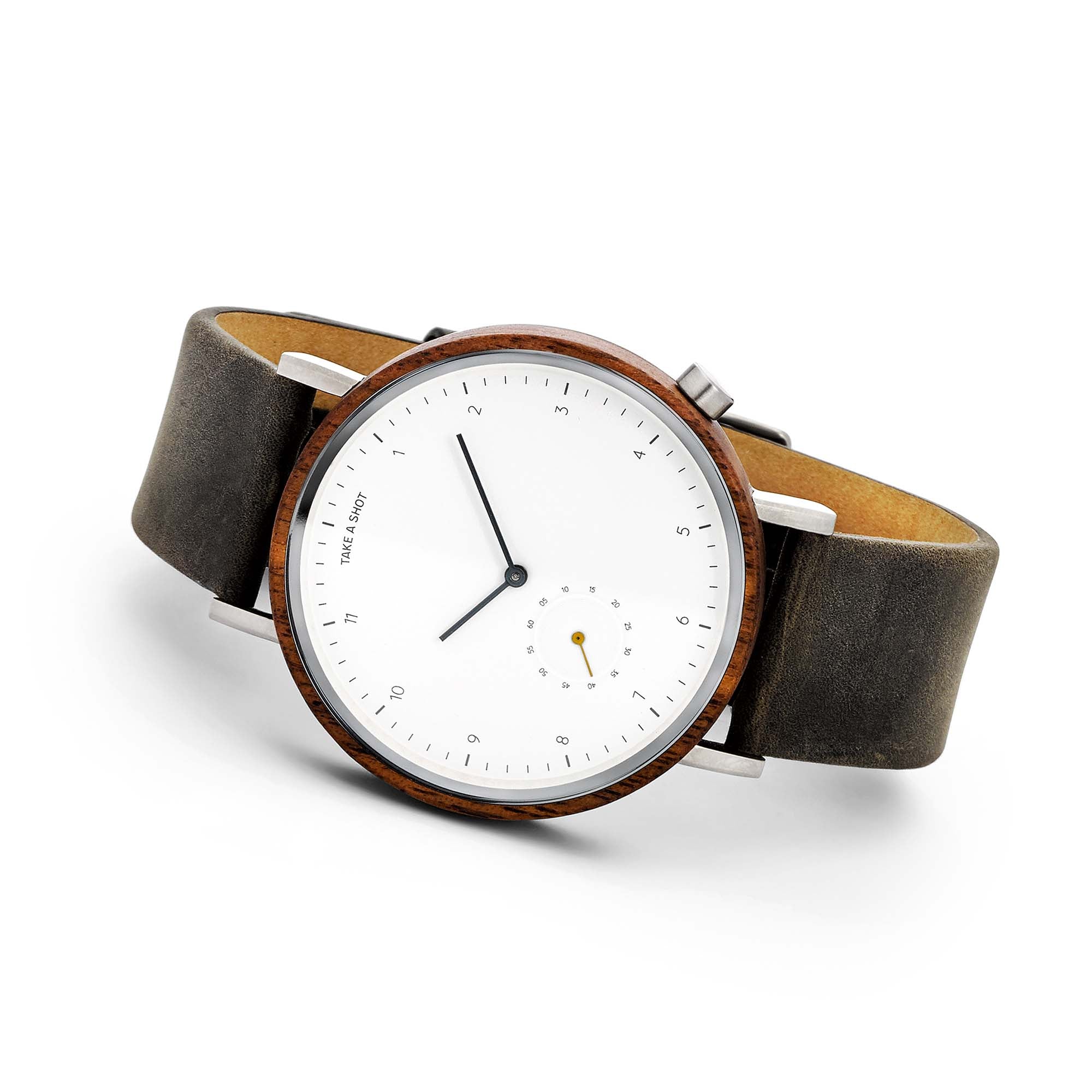 Holzuhr silber Frontalansicht mit silbernen Zeigern und Walnussholz George von TAKE A SHOT liegende ansicht