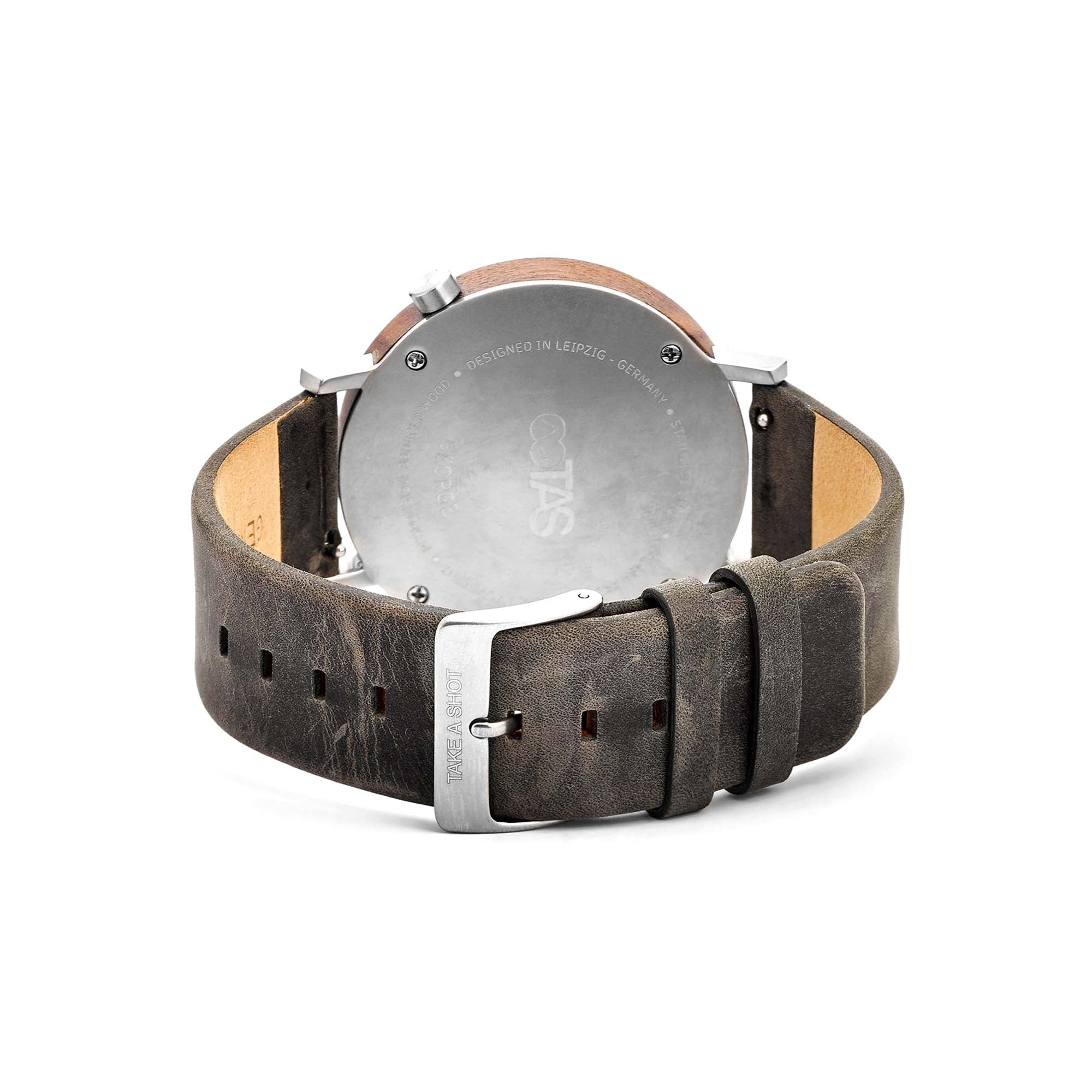 Holzuhr silber Frontalansicht mit silbernen Zeigern und Walnussholz George von TAKE A SHOT rückansicht