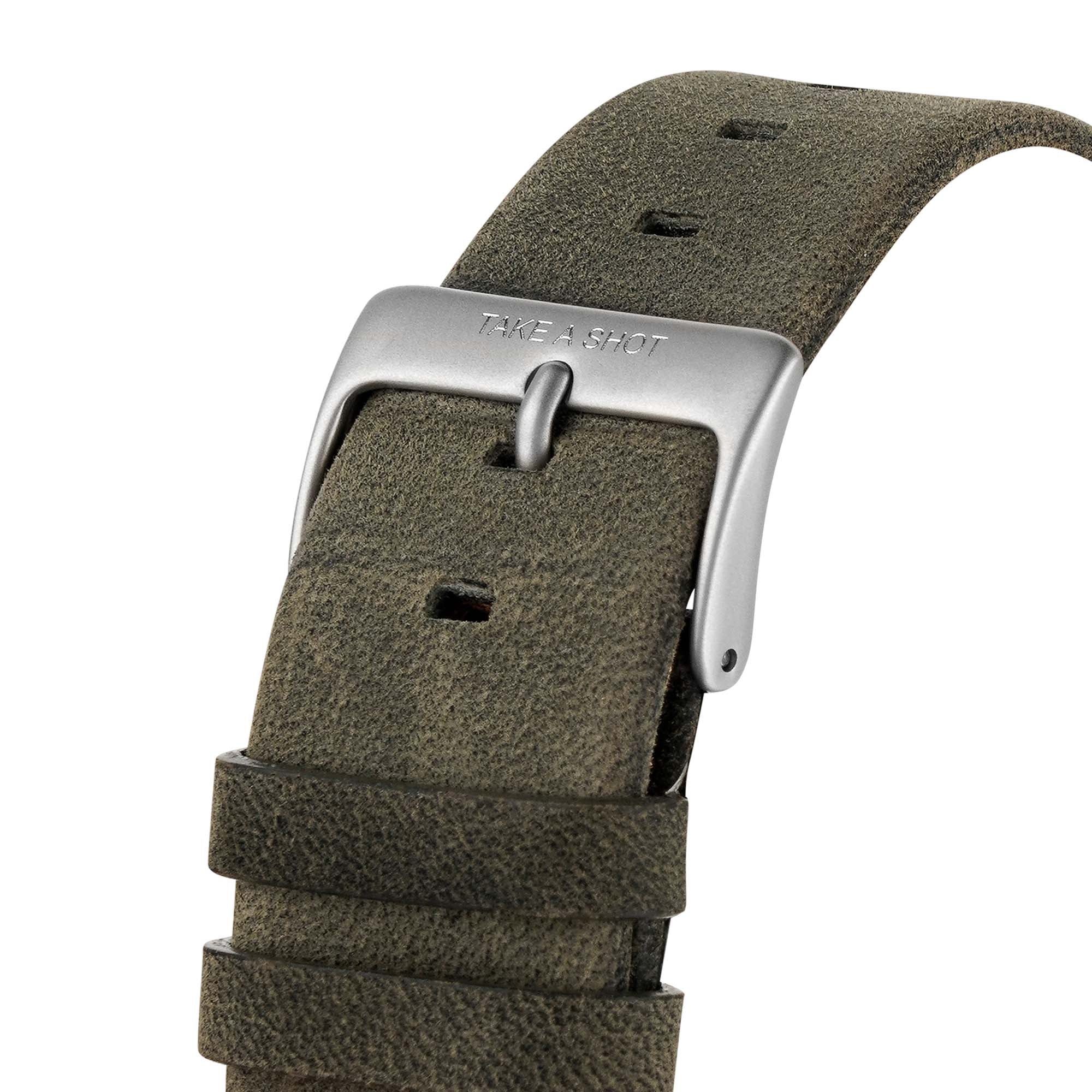 Holzuhr silber Frontalansicht mit silbernen Zeigern und Walnussholz George von TAKE A SHOT verschluss